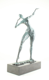 Bronzen abstract dansend beeld sierlijk haar armen gestrekt.