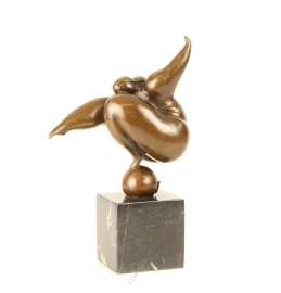 Bronzen abstract beeld dansen op en bronzen bol.