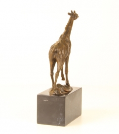 EEN BRONZEN SCULPTUUR VAN EEN GIRAFFE