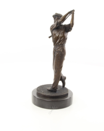 Een bronzen beeld van een golfer