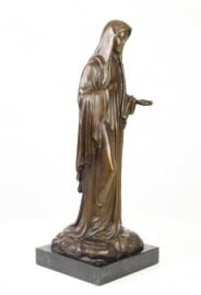 Een bronzen beeld van de heilige madonna
