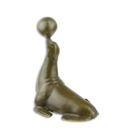 Een bronzen beeld van zeeleeuw balanceren met een bal.
