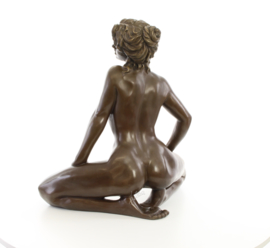 Groot bronzen beeld van een zittende vrouw