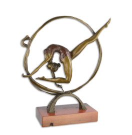 Bronzen beeld van een contortionist