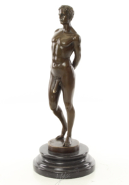 Bronzen beeld van een naakte man.