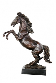 groot bronzen beeld van een steigerend paard