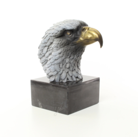 Een bronzen beeld van een adelaar