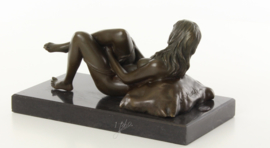 Erotische Bronzen beeld liggende vrouw