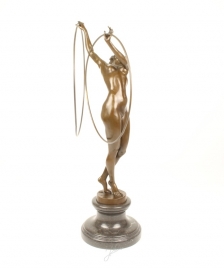 Bronzen beeld van een dame met twee hoepels op een marmeren voetstuk.