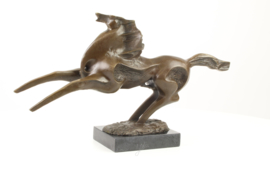 Steigerend bronzen paard