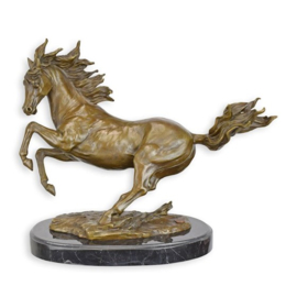 Bronzen beeld van het galopperende paard