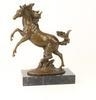 Bronzen beeld van steigerend paard