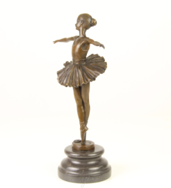 Bronzen beeld van ballet danseres