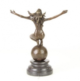Bronzen beeld van een vrouw staand op de wereldbol.