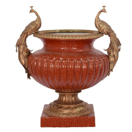 unieke porseleinen vaas is gemonteerd op een bronzen voet