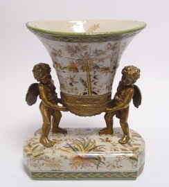 Prachtig porseleinen vaas met twee figuurtjes mooi afgewerkt met brons