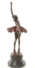 Gekleurde bronzen beeld van een ballerina