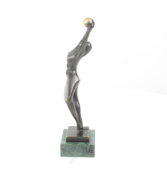 Gedetailleerd abstract Bronzen vrouw met bal