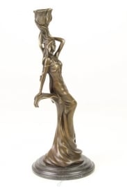 EEN FIGURALE BRONZEN KANDELAAR