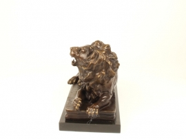 Bronzen beeld van een liggende leeuw uniek beeld