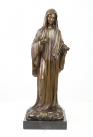 Een bronzen beeld van de heilige madonna