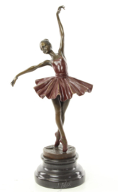 Gekleurde bronzen beeld van een ballerina