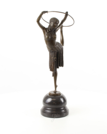 Bronzen beeld van een hoepeldanseres