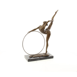 Een bronzen sculptuur van een hoepel danser