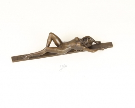 Bronzen beeld van een jonge naakte vrouw gebonden aan een houtenplank.