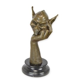 bronzen sculptuur van een goblin-hoofd