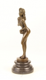 Bronzen beeld vrouw bedekt haar erotische delen
