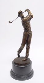 Bronzen beeld van een golfer.