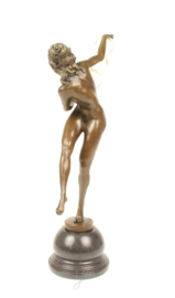 Bronzen beeld van een erotische vrouw met haar magische ringen