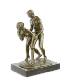 bronzen beeld van een paar dat de liefde bedrijven