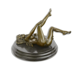 bronzen beeld van een liggende vrouw naakt