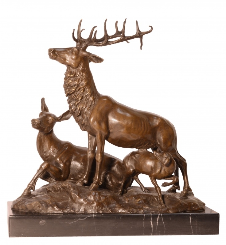 Bronzen beeld van een hertenfamilie