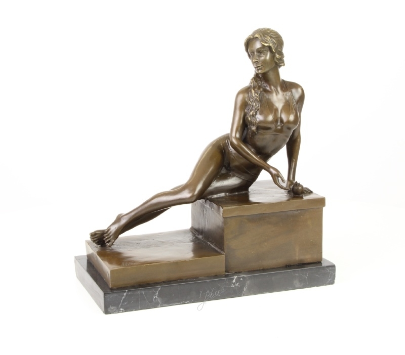 Bronzen beeld van vrouw in bikini