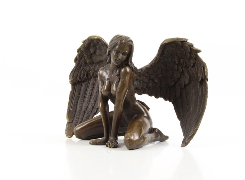 Verleidelijk bronzen beeld van een gevleugelde naakte vrouw