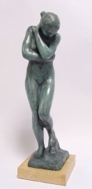 Bronzen beeld vertoont eva in groene patina