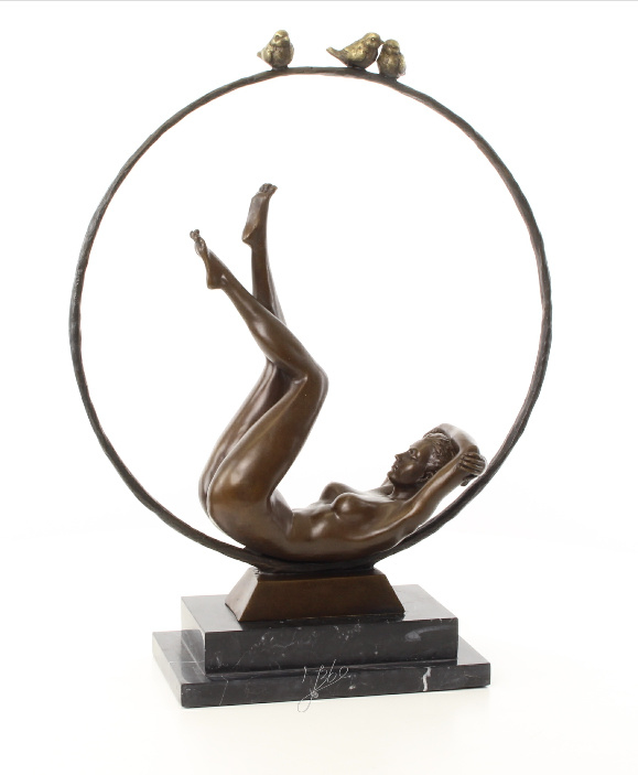 Een bronzen beeld van een vrouwelijke naakt met hoepel