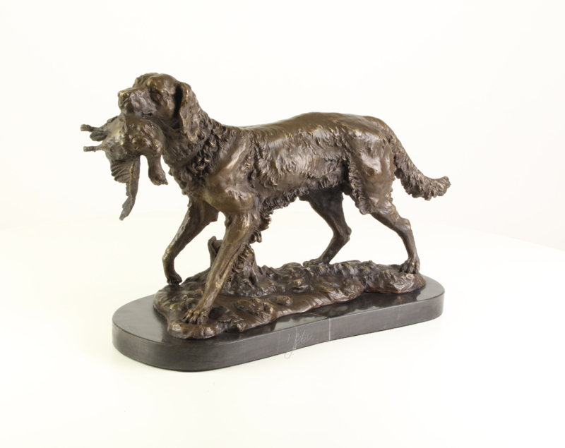 Bronzen  beeld  van een jachthond met prooi
