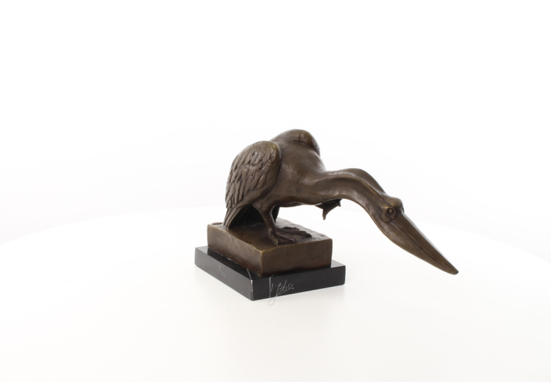 bronzen beeld van een pelikaan