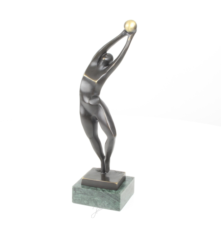 Gedetailleerd abstract Bronzen vrouw met bal