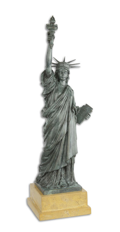 Een bronzen beeld van het Vrijheidsbeeld