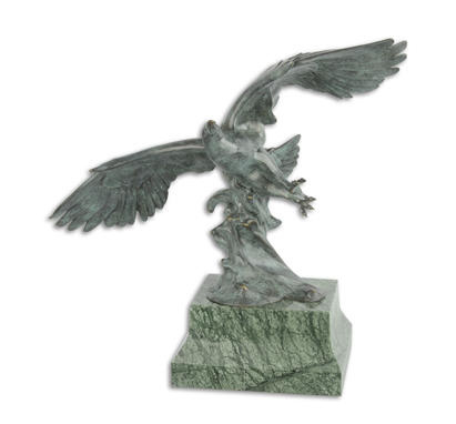 Een bronzen sculptuur van een adelaar tijdens de vlucht