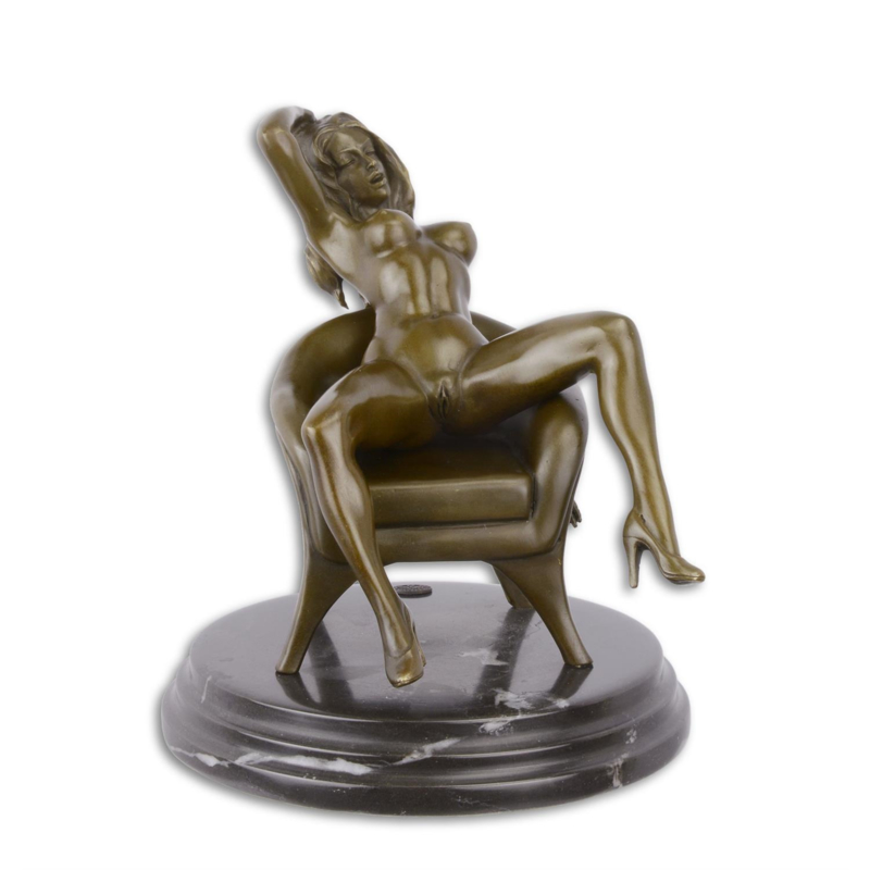 Bronzen naakte vrouw zittend in haar fauteuil
