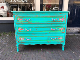 Turquoise handgeschilderde kast