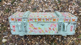 Hand -painted trunk mint