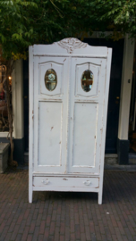 Witte kast met planken