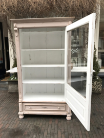 Oud roze kast met glas